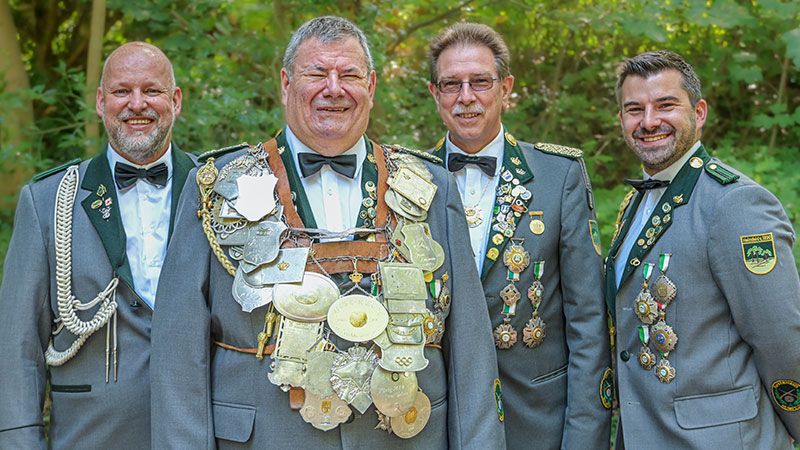 Hinter dem Heimfelder Schützenkönig Jens Kabuse und seinen Adjutanten Dirk Ammer, Bernd Lünsmann und Marius Kabuse (v.l.) liegen drei bewegte Jahre. | Foto: Niels Kreller
