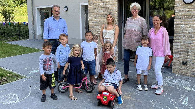 Seevetals Bürgermeisterin Emily Weede (Zweite von rechts) bei der „Fahrzeugübergabe“ in Fleestedt mit Andreas Eddelbüttel (von links), Leiter der Abteilung für Familie, Schulen und Soziales, Agnes Güran und Jana Stoltenberg (Leiterin), beide von der DRK-Kita Fleestedt II. | Foto: ein