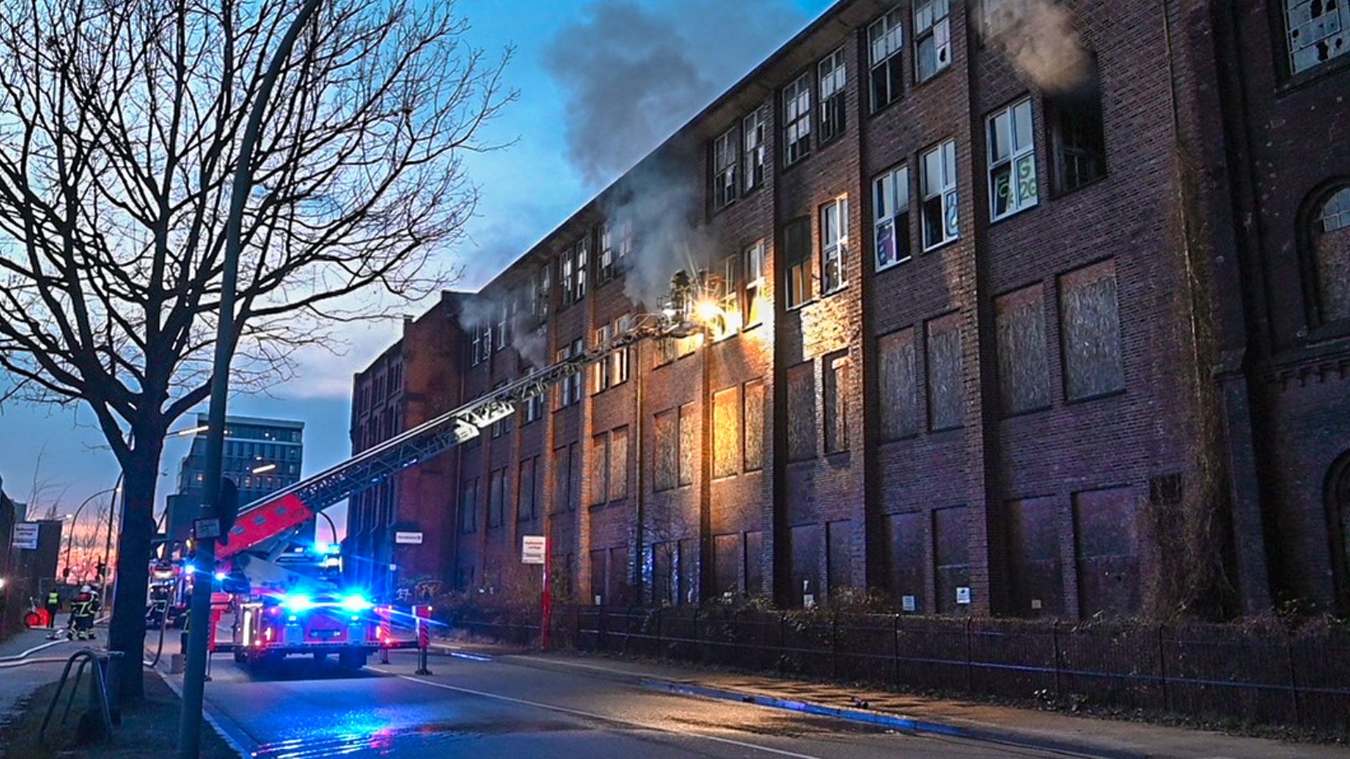 Feuer im ehemaligen Fabrikgebäude der New-York Hamburger Gummi-Waaren Compagnie. | Foto. Lenthe-Medien