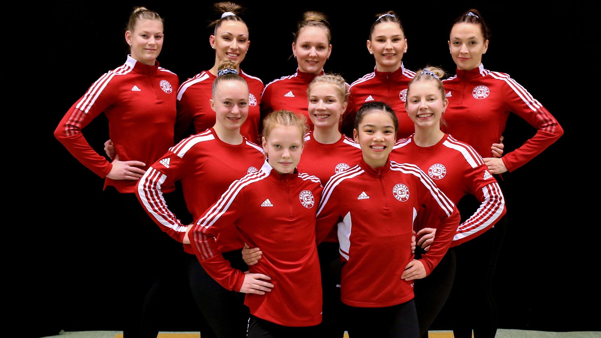 Das Teamfoto der Turnerinnen von Buchholz 08: Lisa Unger (hinten, von links), Daria Hofmann, Maria Heitmann, Sarah Kleinknecht, Leona Braukmeier, Juliane Grunwald, Virgenie ten Voorde, Camilla Carstens und Vladyslava Ozinkovska (vorn, links) und Ellen Linh Tran. | Foto: Matthias Büttner