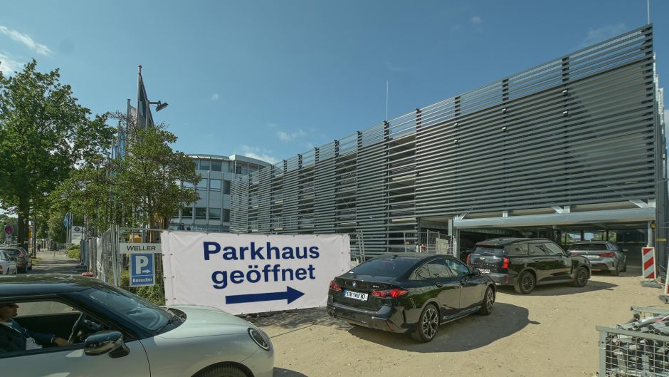 Das neue Parkhaus des Autohauses WELLER ist ab sofort für die Kunden geöffnet.