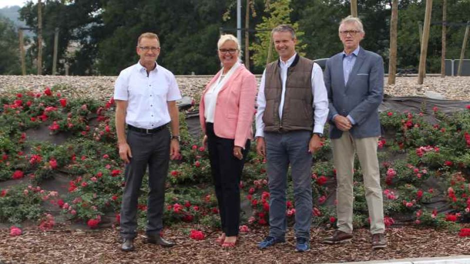 Gerd Rexrodt (von links, Bauamtsleiter Gemeinde Seevetal), Seevetals Bürgermeisterin Martina Oertzen, Bernhard von Ehren (geschäftsführender Gesellschafter der Baumschule Lorenz von Ehren) und Fritz Becker (Ratsmitglied Gemeinde Seevetal). | Foto: ein