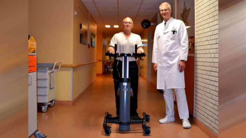 Einen Tag nach der OP schon wieder hervorragend zu Fuß: Patient Karsten Thees und Professor Dr. Christian Heinrich Flamme, Chefarzt der Orthopädie und Unfallchirurgie im Krankenhaus Buchholz. | Foto: ein
