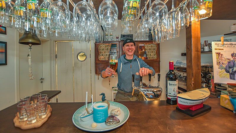 Inselwirt Andreas „Köni“ Koenecke freut sich auf seine Gäste in der Inselklause.