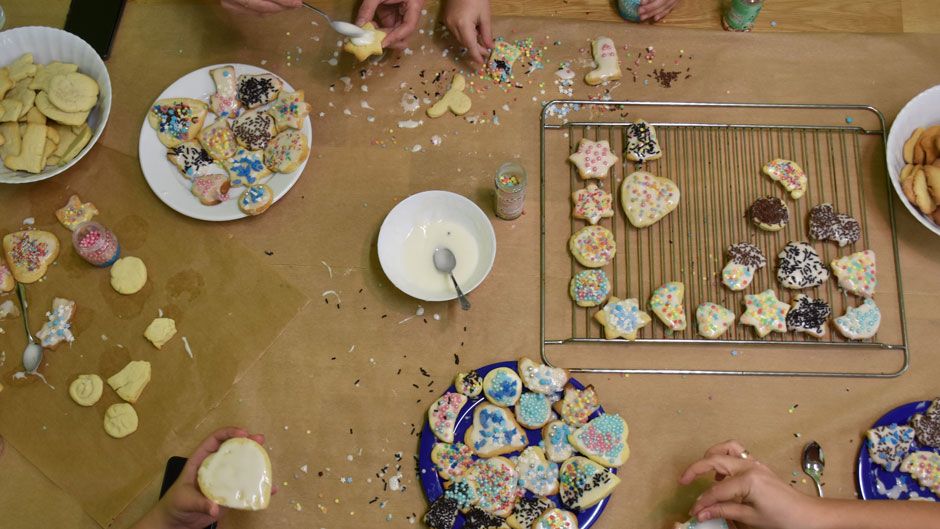 Die Johanniter backten mit den Kids zusammen Kekse. | Foto: Johanniter