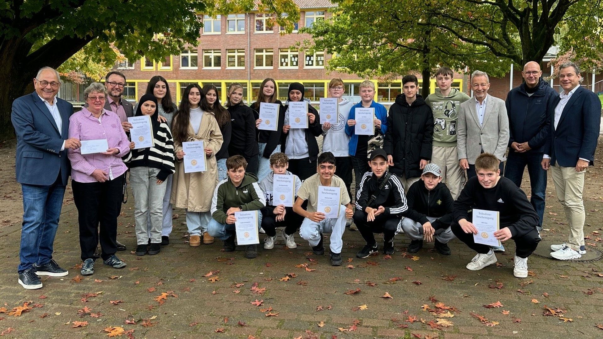 Urkundenübergabe der Rotarier an die Schülerinnen und Schüler der 8c: Michael Witthöft (von links), Frau Frank (Elisabeth Lange Schule), Udo Stein, Schülerinnen und Schüler der 8c, Heinz Lüers, Herr Langer (Elisabeth Lange Schule) und Lühr Weber. Foto: Rotary-Club Hamburg-Harburg. | Foto: ein