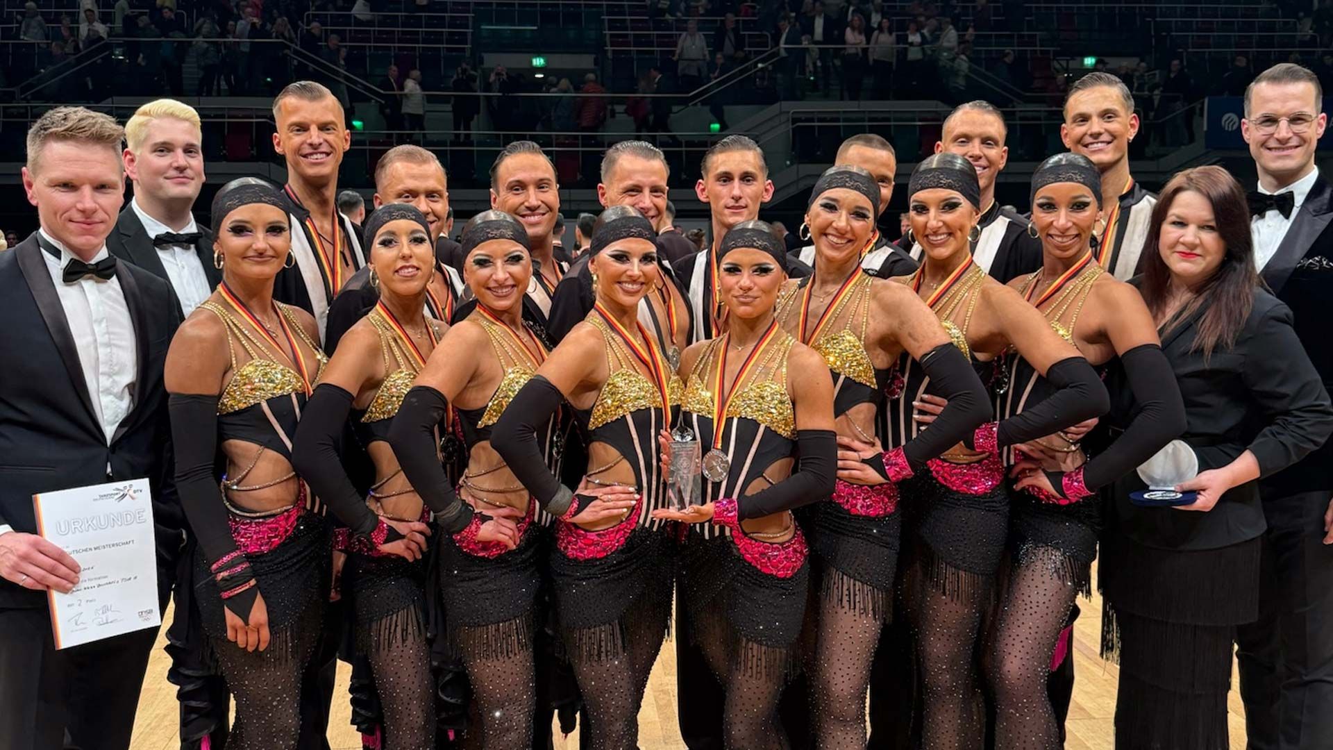 Die acht Paare der Latein-Formation von Blau-Weiss Buchholz hatten bei der Siegerehrung in der Bremer Stadthalle allen Grund, sich zu freuen. Foto: Angelina Thranow