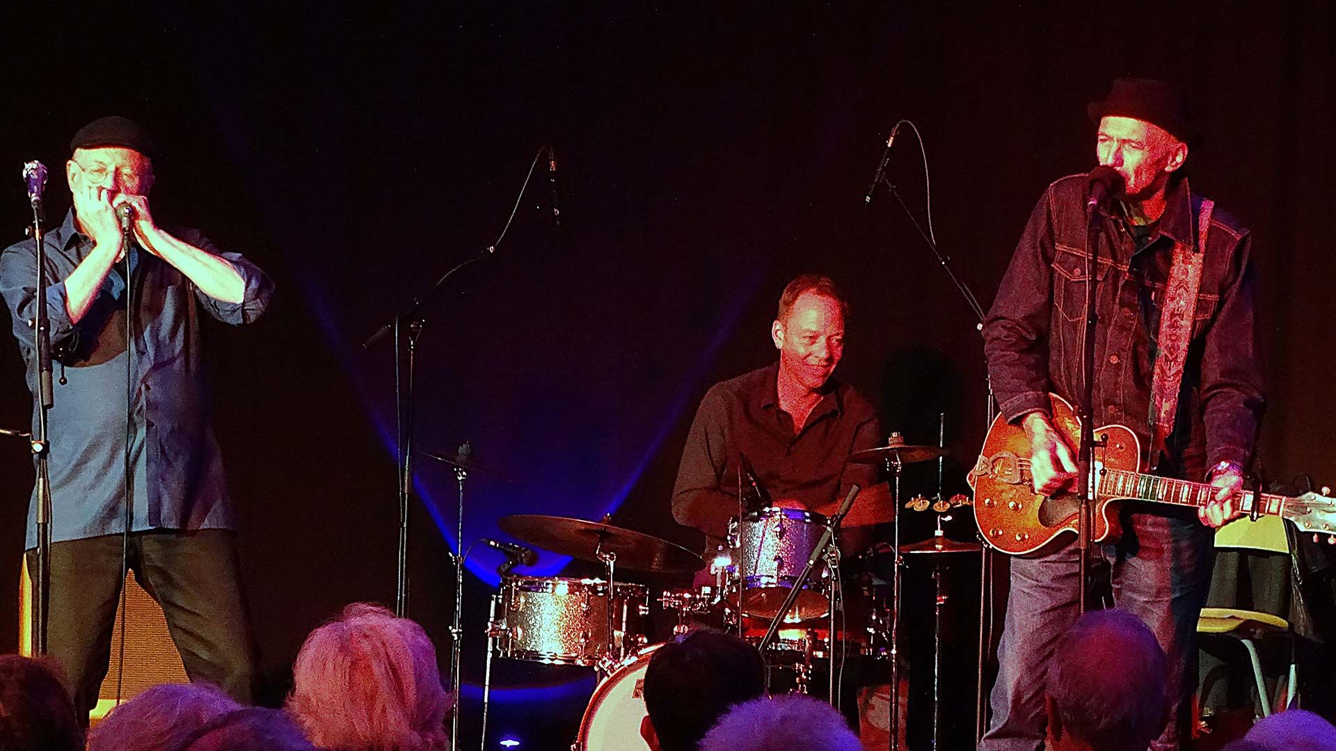 Steve Baker (von links), Martin Röttger und Abi Wallenstein sorgten in der Burg Seevetal für einen unvergesslichen Blues Abend. Foto: Ilka Teschner
