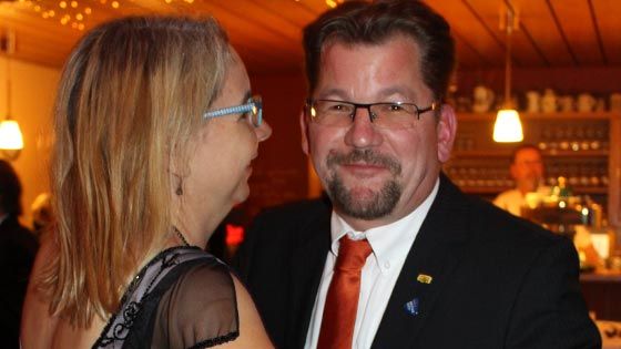 Der Präsident des Hamburger Schützen-Landesverbands, Lars Bathke aus Ohlendorf, hier beim Tanz mit Ehefrau Nicole, begrüßt am Sonnabend die erwarteten rund 800 Ballgäste im Heimfelder Hotel Lindtner. Foto: Wolfgang Gnädig