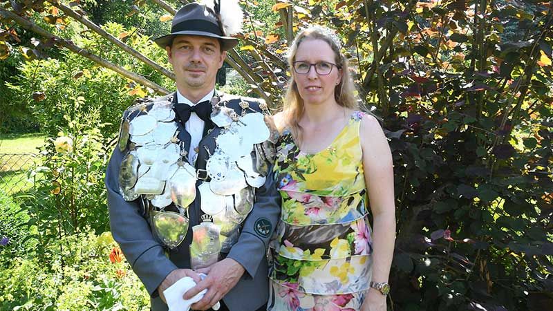 Für Jan Doobe und seine Frau Iris neigt sich das Moorburger Königsjahr dem Ende entgegen. | Foto: Niels Kreller