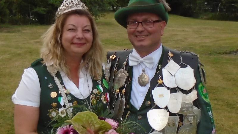 Neuer König des Schützenvereins Neugraben-Scheideholz ist André Siebert, hier mit seiner Königin Yvonne Helmerichs. | Foto: ein