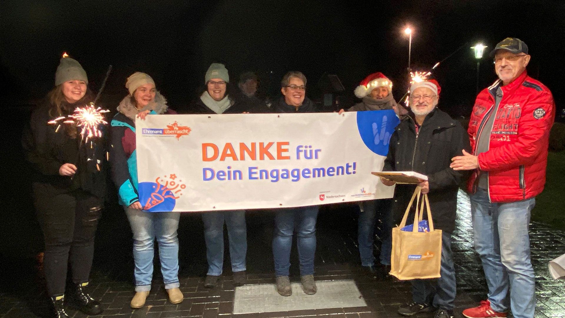 Besuch vom Kreisspotbund Harburg-Land in Königsmoor: Maike Schuback (von links), Nicole Behrens, Julia Busse-Hönkemeyer, Andrea Eulenburg, Diana Hesselbarth, Heinz-Dieter Hoeft (SV Königsmoor) und Uwe Bahnweg (KSB). | Foto: ksb