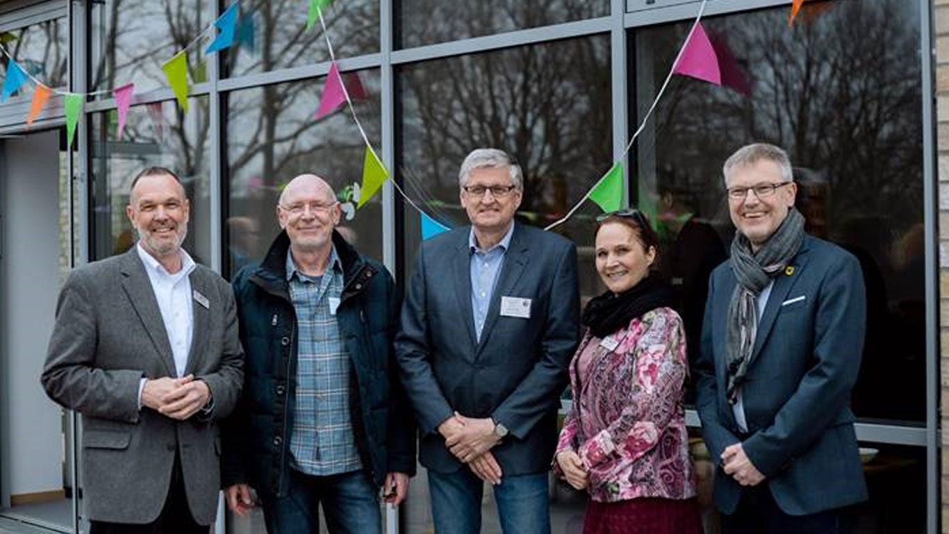 Thomas Grambow (von links, Geschäftsführer DRK-Kreisverband Harburg-Land), Ulrich Stöckel (Kita-Leitung Asendorf), Asendorfs Bürgermeister Rainer Mencke, Britta Dibbern (Abteilungsleitung DRK-Kitas) und der Hanstedter Samtgemeinde-Bürgermeister Olaf Muus. | Foto: Nele Hobst/DRK-Kreisverband Harburg-Land e.V.