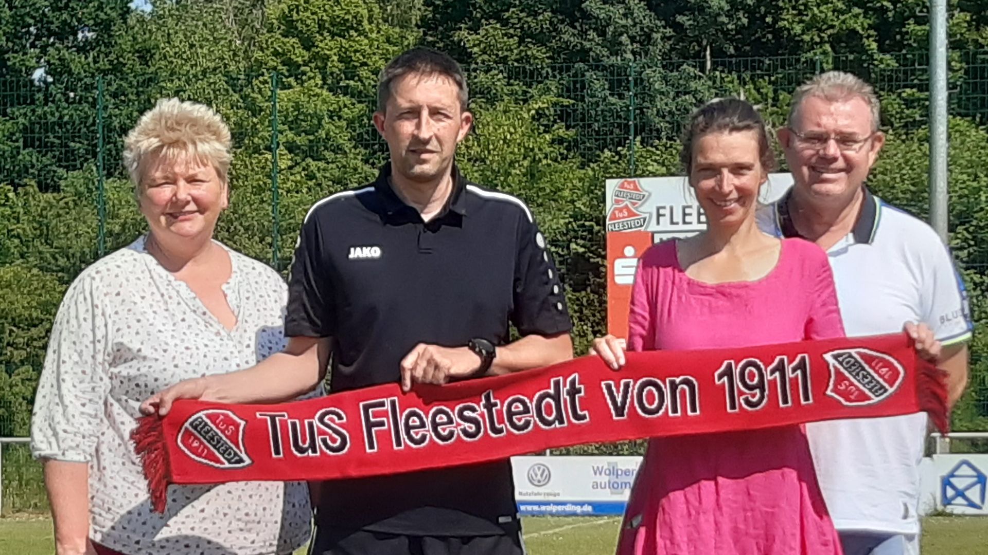 Daniel Flindt (Zweiter von links) schaut sich gemeinsam mit Berit Rohte (links) und Stefan Frommann (rechts) vom Vorstand und Frauen- und Mädchenfußballobfrau Svenja Stadler im Sportzentrum Seevetal um. | Foto: U. Vergin