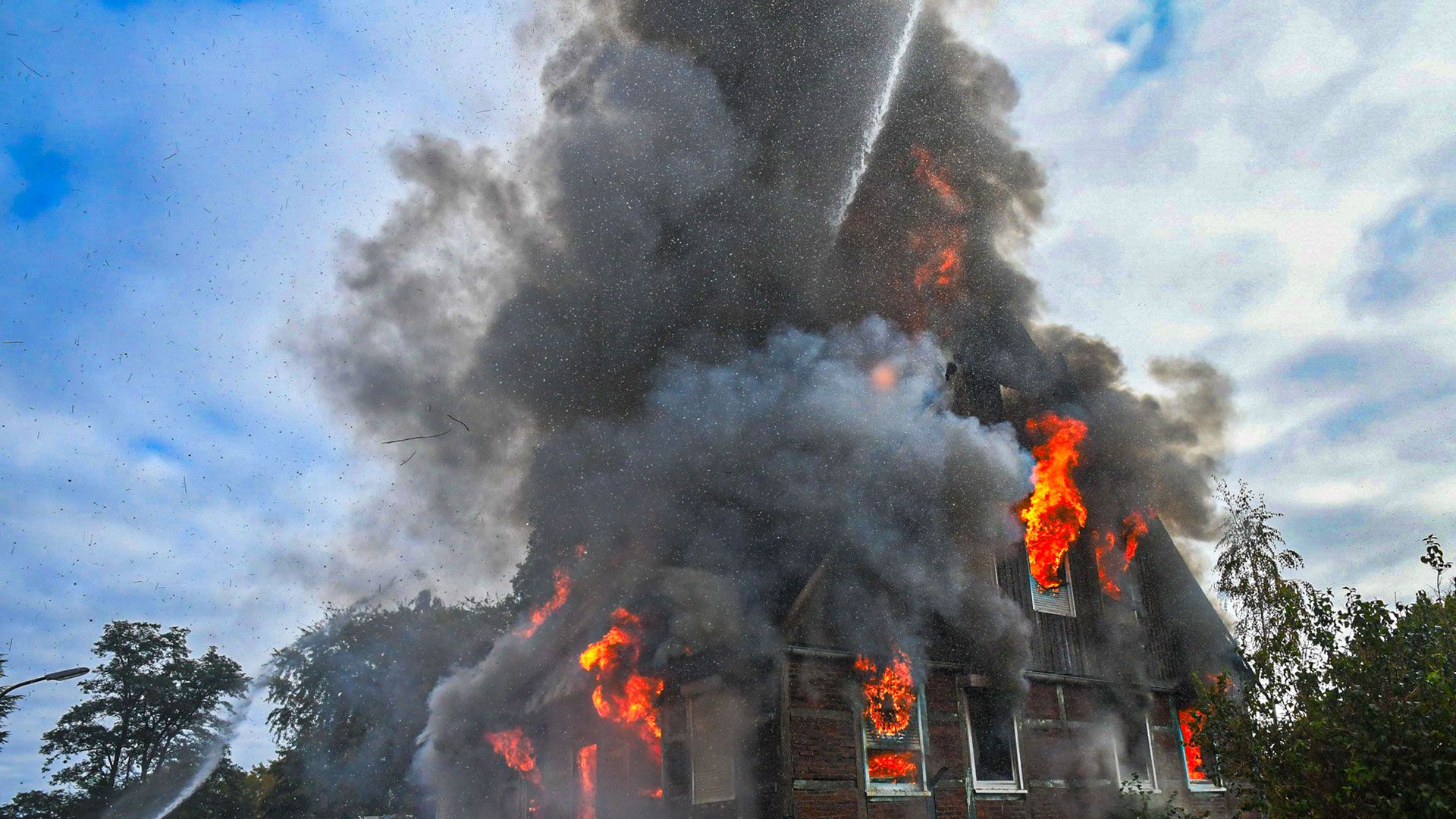 In der Fünfhausener Straße ist ein Reetdachhaus in Harburg Neuland vollkommen niedergebrannt. | Foto: HamburgNews