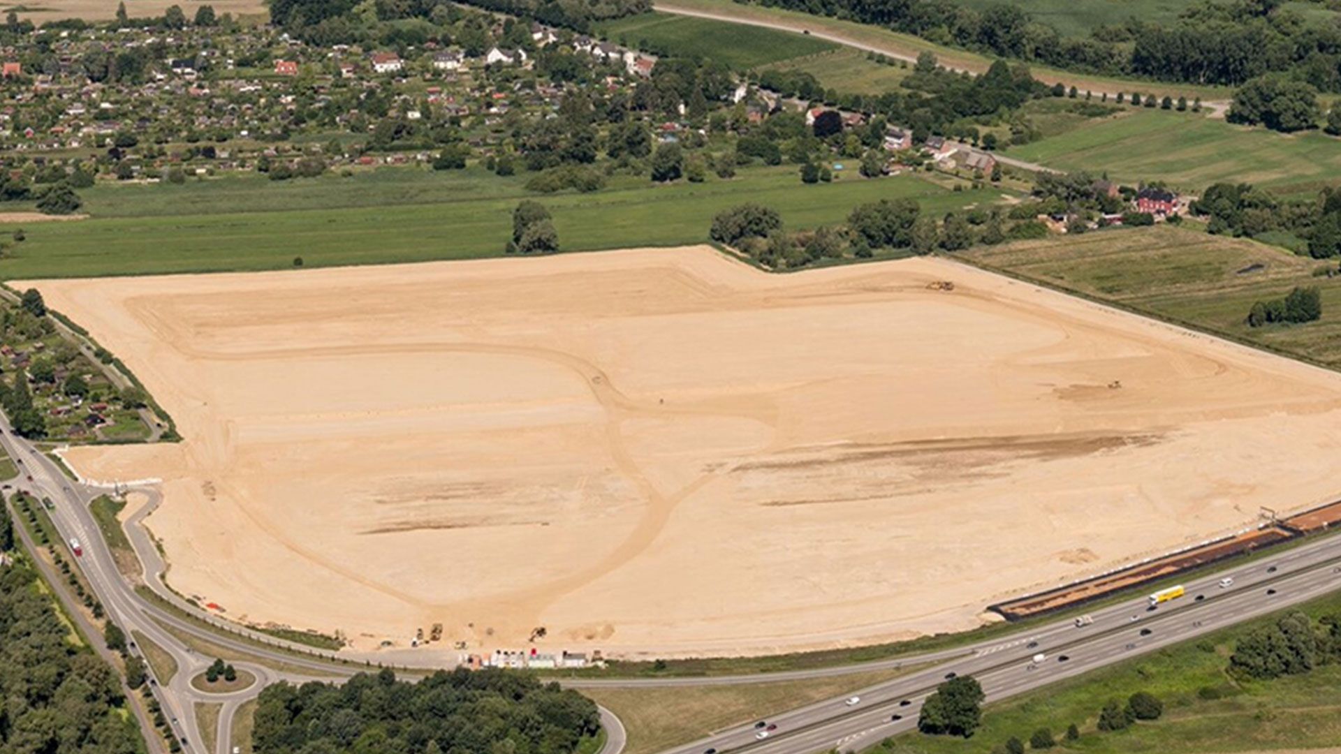 30.000 Lkw-Ladungen Sand wurden in Neuland für ein neues Industriegebiet aufgeschüttet. Foto: ReGe