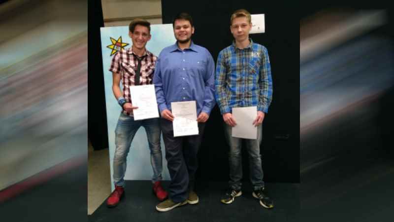 Drei der Schüler bei der Übergabe der Zeugnisse. | Foto: ein