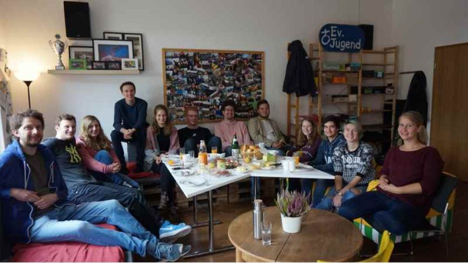 Diakonin Friederike Nadolny (rechts) mit Teilnehmern des „SpätStücks“ im Paulushaus. | Foto: ein
