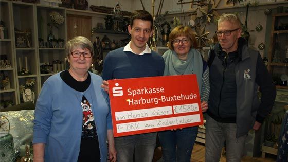 Brigitta Engel (links) übergab zusammen mit Michael und Melanie Kaiser den symbolischen Spendenscheck für den „Kinderteller“ an Patrick Gantenberg-Kralisch, Leiter der DRK-Kita Grüne Insel in Neuwiedenthal. | Foto: DRK Hamburg-Harburg e. V.