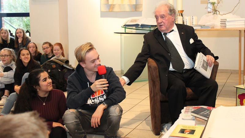Ivar Buterfas-Frankenthal mit Schülern. | Foto: C.Wöhling