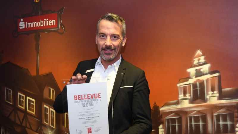 Michael Hager präsentiert stolz die erneute Auszeichnung der Sparkasse Harburg-Buxtehude für den Bereich S-Immobilien. | Foto: ein