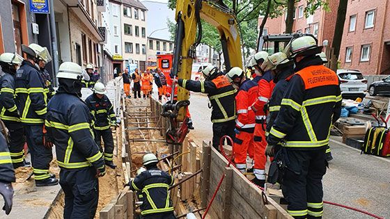 Bei einem Unfall bei Straßensanierungsarbeiten an der Straße Zur Seehafenbrücke wurde ein Arbeiter eineinhalb Stunden eingeklemmt ehe er befreit werden konnte. | Foto: HamburgNews