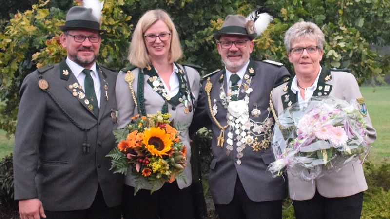 Der neue Neu Wulmstorfer Vizekönig Detlef Cohrs mit Ehefrau Carola (rechts) und Adjutantin Manon Klußmann mit Ehemann Thies. | Foto: SV Neu Wulmstorf