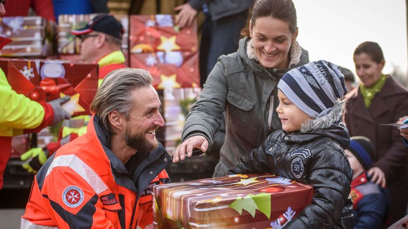 Mit der Hilfsaktion Johanniter-Weihnachtstrucker werden Menschen in den ärmsten Regionen Osteuropas unterstützt. | Foto: Johanniter