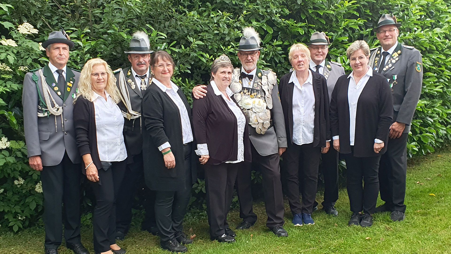 Die Königscrew in Klecken: Holger (von links) und Birgit Knaack, Jörg und Annette Baumgarth, Königin Steffi Janssen "die Glückliche“, König Ulrich Janssen, "der Kreuzfahrer“, Renate und Peter Küchenbecker sowie Ulrike und Jochen Matthies. | Foto: SV Klecken