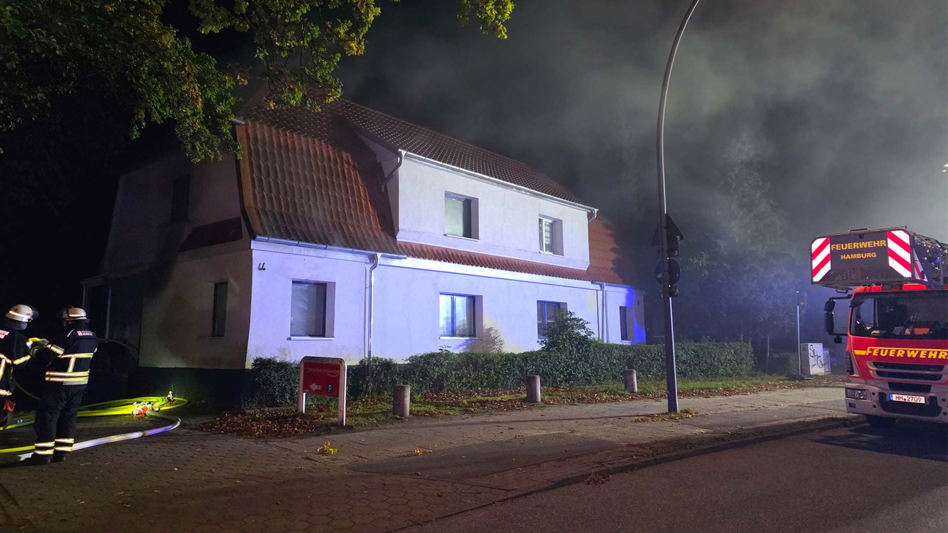 Zu dieser Doppelhaushälfte am Falkenbergsweg musste die Feuerwehr in der Nacht anrücken. Foto: HamburgNews