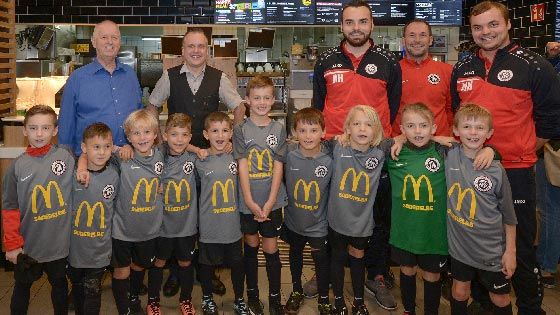 Strahlende gesichter gab es bei den U8-Kids des TVV Neu Wulmstorf. als sie ihre neuen Trikots von McDonald's Süderelbe überreicht bekamen. | Foto: Niels Kreller