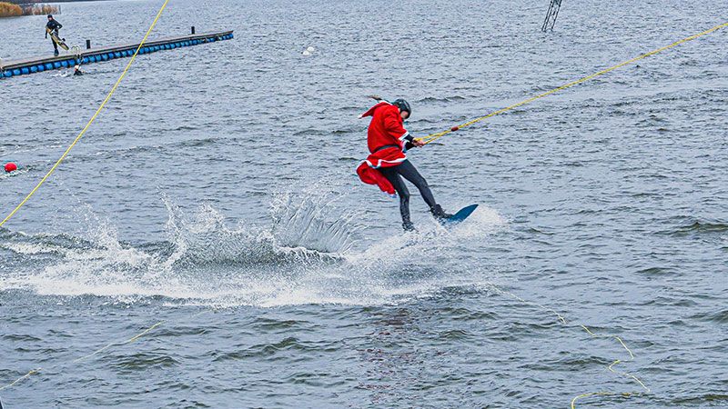Auch der Nikolaus drehte ein paar Runden auf seinem Wakeboard über den See. | Foto: Niels Kreller