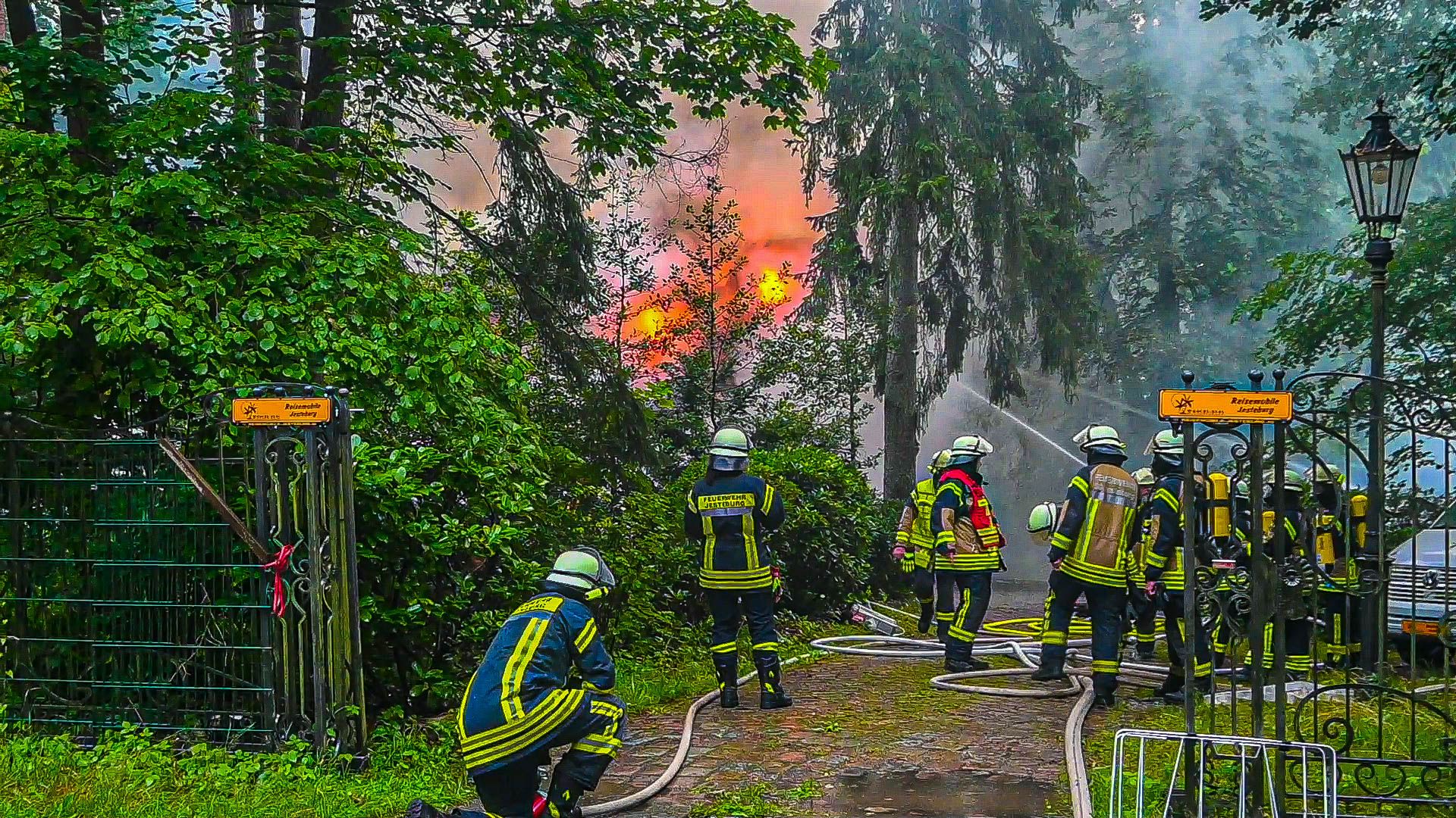 Großeinsatz für Feuerwehr: 150 Feuerwehrleute bekämpfen in Jesteburg am gestrigen Samstag einen Werkstattbrand. | Foto: HamburgNews
