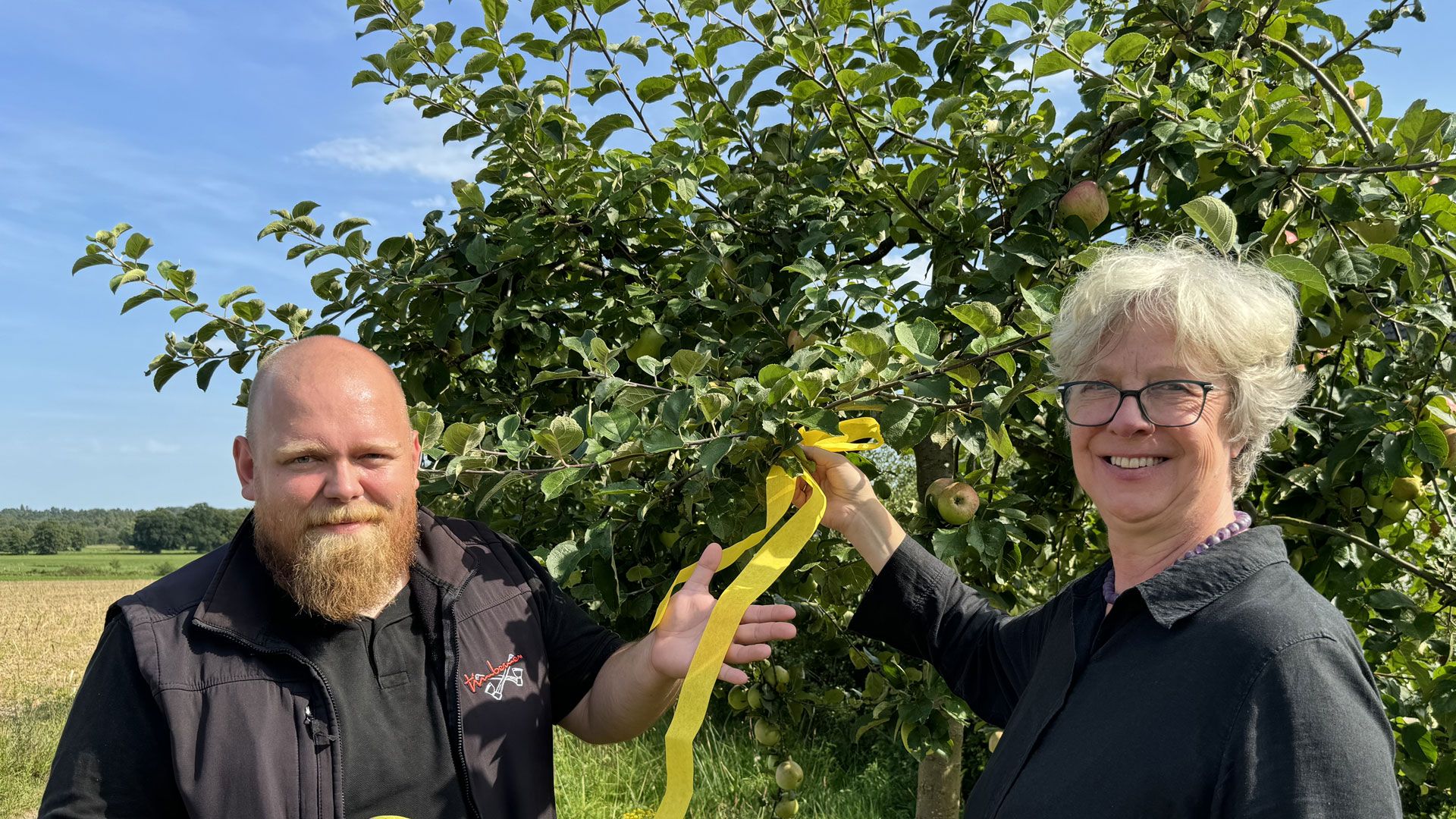 Leckere Äpfel zum Nulltarif: Magnus Pflüger (Baumpfleger, Stabsstelle Umwelt) und Emily Weede, Bürgermeisterin Gemeinde Seevetal beim Start für die Aktion „Gelbes Band“. | Foto: Gemeinde Seevetal