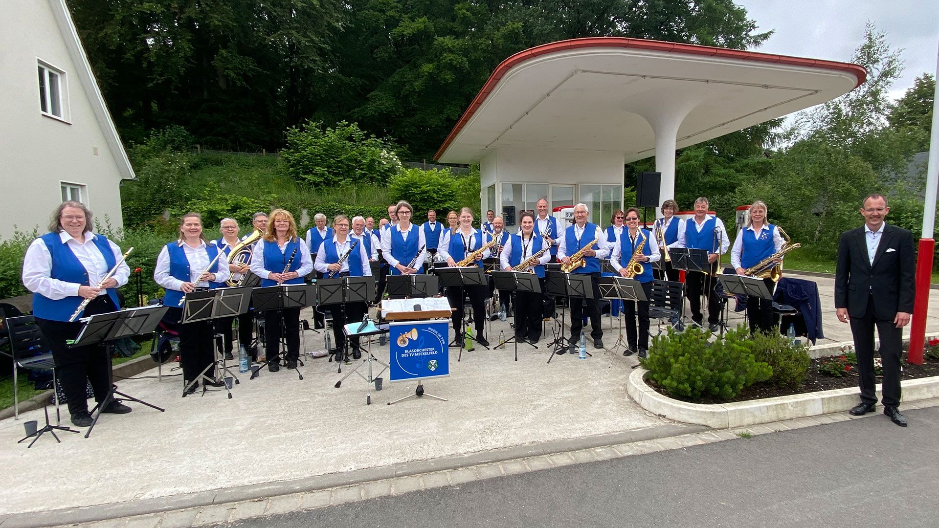 Das Blasorchester des TV Meckelfeld – hier beim Auftritt im Freilichtmuseum am Kiekeberg – freut sich auf seine Gäste beim Winterkonzert in Meckelfeld. | Foto: Musik im TVM
