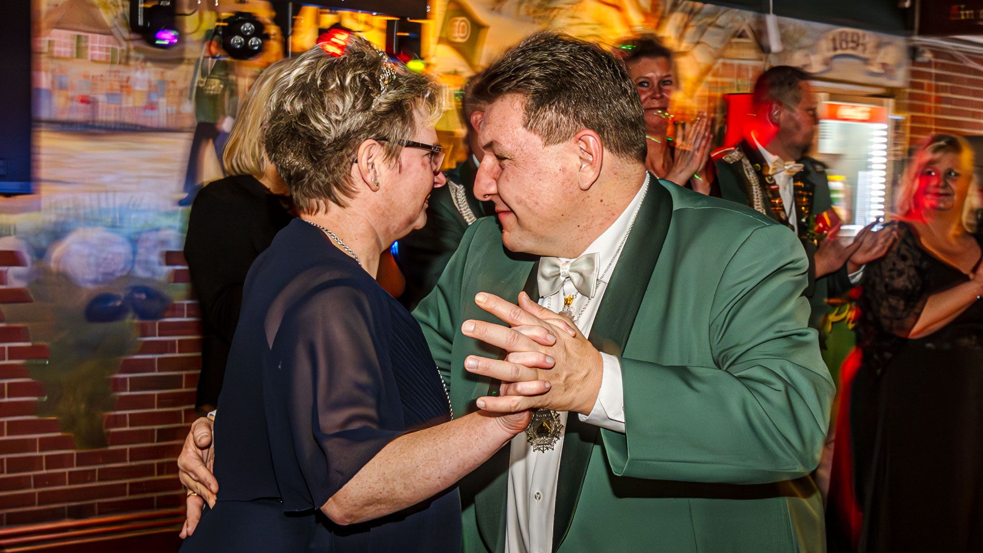 Gerald und Maike Siemen lieferten einen flotten Eröffnungstanz auf dem Königsball. | Foto: Niels Kreller
