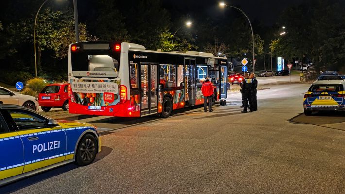 Zwei Schüsse wurden auf diesen Linienbus abgegeben. Foto: HamburgNews