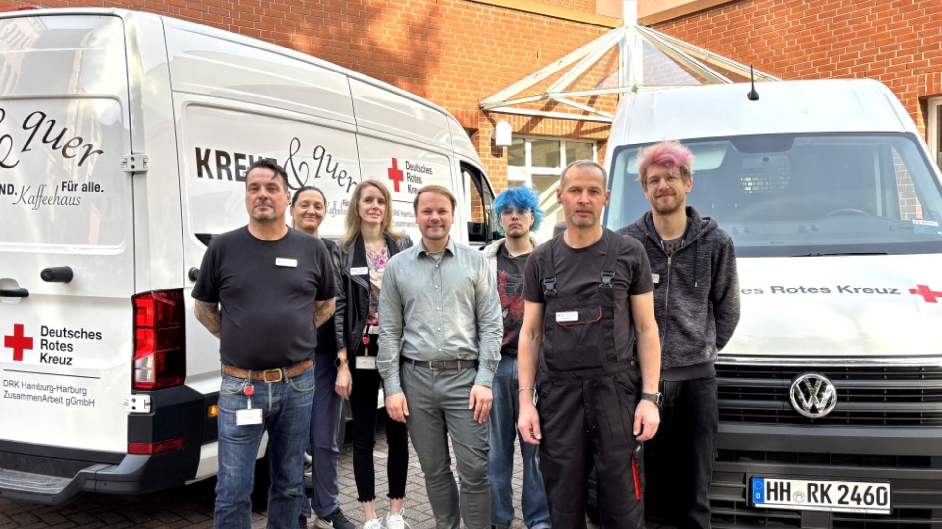 :   Das Team vom „Kreuz & quer“ um Geschäftsführer Edvinas Kasparaitis (Mitte) erledigt jetzt auch komplette Haushaltsauflösungen. Schnell, fair und nachhaltig. Foto: DRK Hamburg-Harburg 2026
