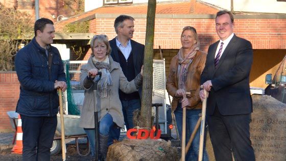 Pflanzaktion vor dem Winsener Rathaus: CDU-Kreisgeschäftsführer Philipp Meyn (von links), die Kreisvorsitzende Britta Witte, Baumschulchef Bernhard von Ehren, Sybille Kahnenbley aus dem Kreisvorstand und Winsens Bürgermeister André Wiese freuen sich über die Sumpf-Eiche am Schlossplatz - das Jubiläumsgeschenk der CDU an die Kreisstadt. | Foto: Stadt Winsen