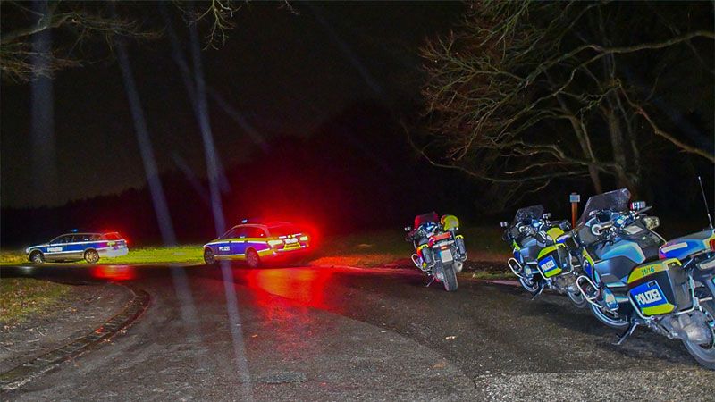 In der Fischbeker Heide sucht die Polizei nach einem Mann, der zwei Polizisten verletzt hat. | Foto: HamburgNews