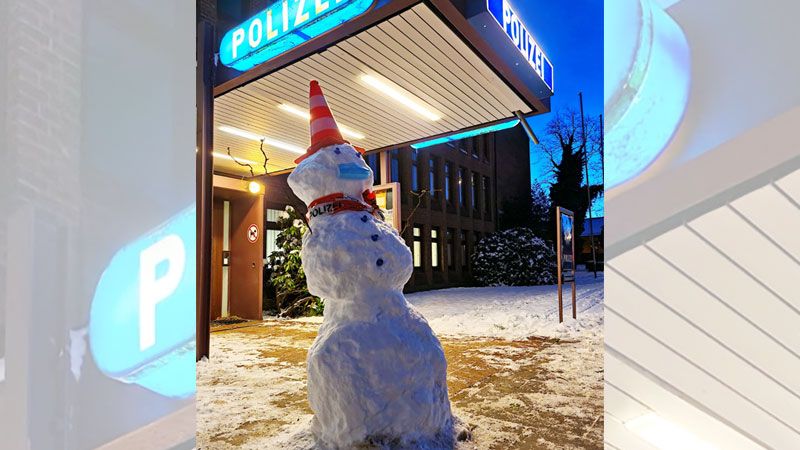 Der eiskalte Kollege Schutzmann Schneemann hält Wache vor dem PK47 in Neugraben. | Foto: HamburgNews
