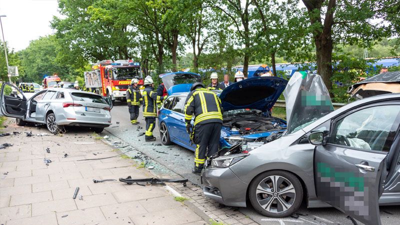 Ein Skodafahrer demolierte gestern in Buchholz vier weitere Autos. Zum Glück wurde niemand schwer verletzt. | Foto: JOTO