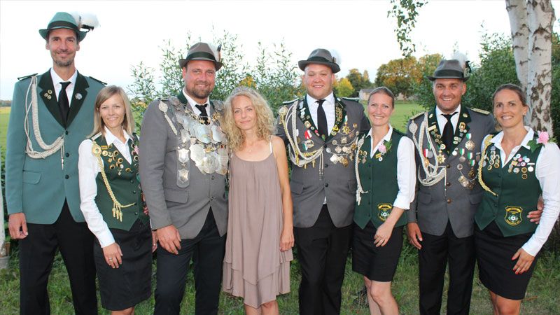 Freuen sich auf ein tolles Königsjahr: Marcus und Tanja Feilitz (von links), Steffen Heidemann und Nina Adler, Rico Krüger und Lara Hoppe, Tim und Mareike Krüger. | Foto: ein