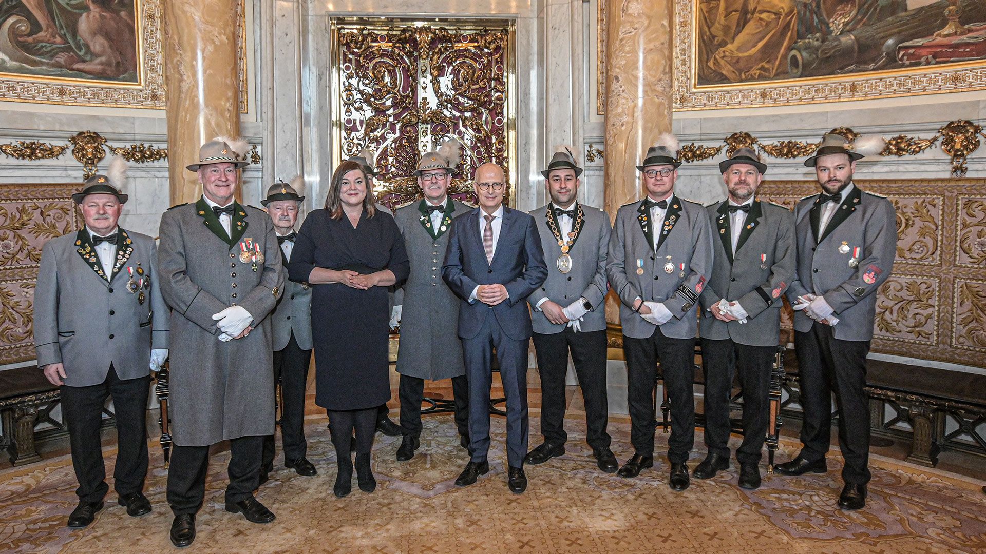 Die Harburger Schützengilde überbrachte Bürgermeister Dr. Peter Tschentscher und der 2. Bürgermeisterin Katharina Fegebank heute am Neujahrstag beste Wünsche für das neue Jahr und eine Einladung zum Spargelessen. | Foto: Niels Kreller