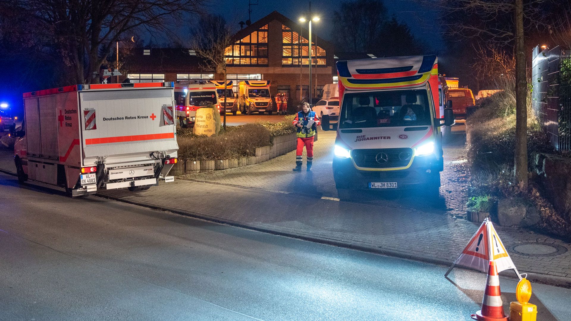 in der Nacht gab es einen Großeinsatz aufgrund eines Feuers in einem Bewohnerzimmer eines Seniorenheims in der Professor-Kück-Straße in Hollenstedt. | Foto: JOTO