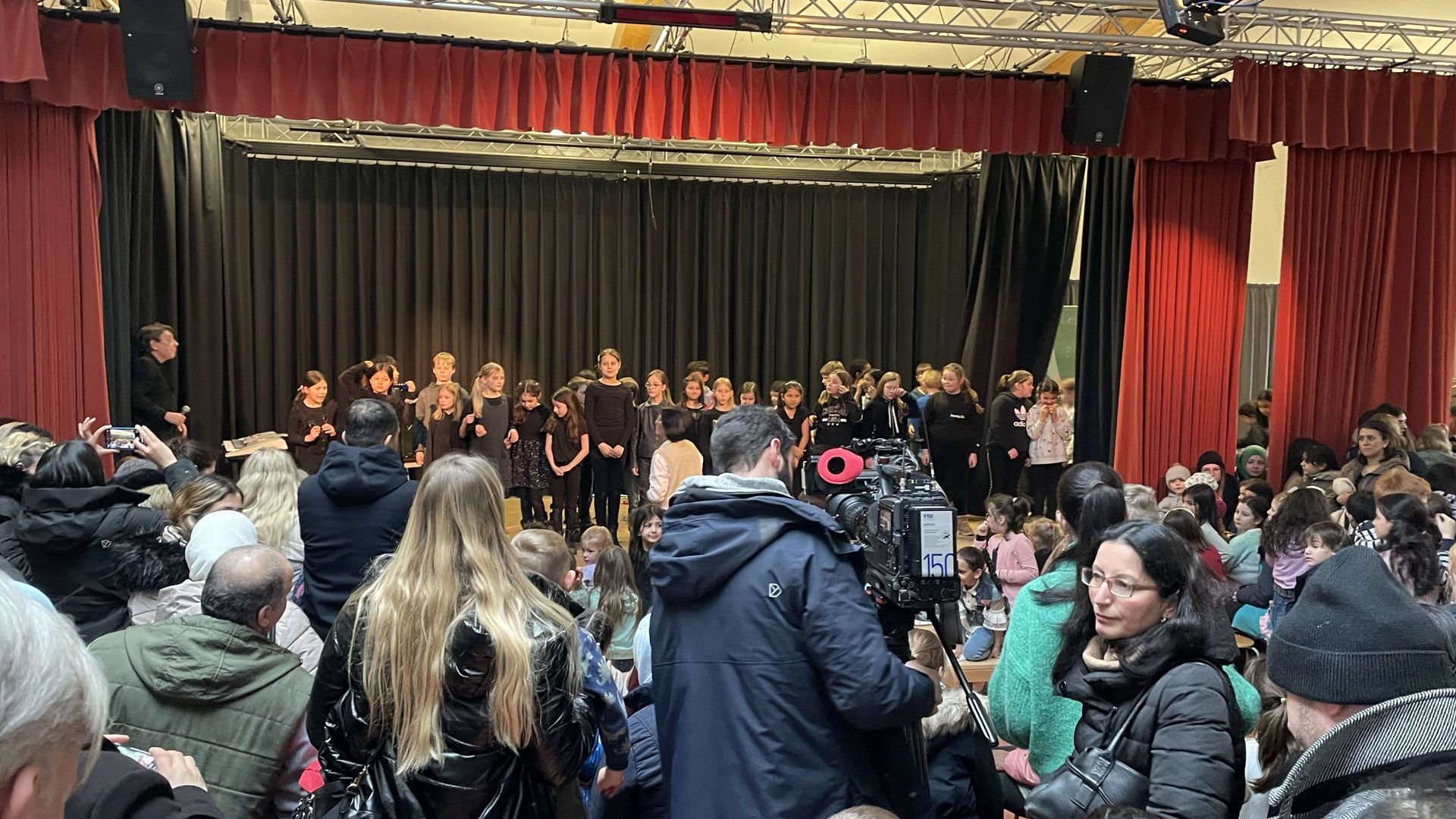 Kaum Platz für den NDR-Kameramann: Großer Andrang in der Mensa der Grundschule Scheeßeler Kehre zur großen „Spendenshow“. | Foto: DRK Hamburg-Harburg