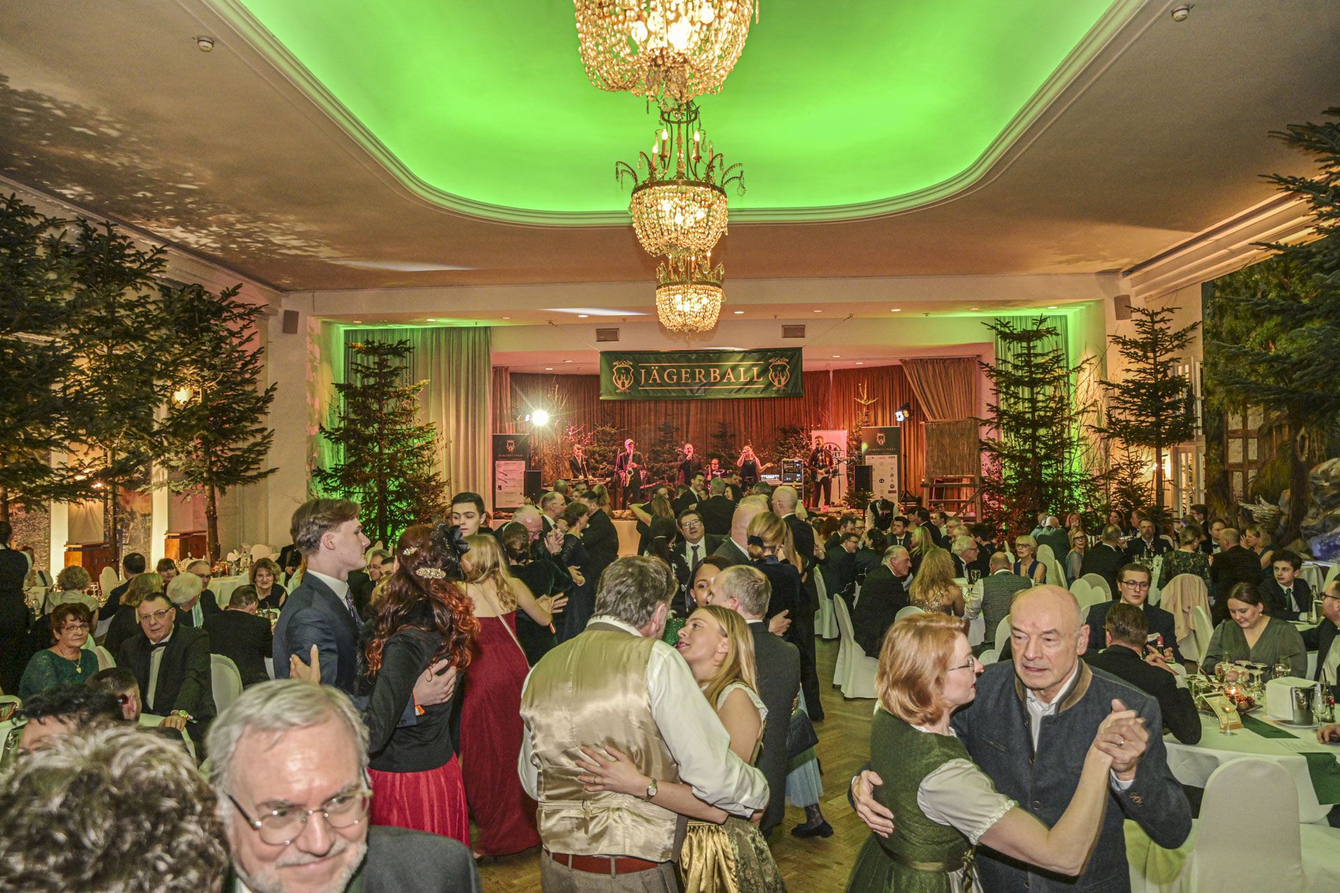 Pber 600 Gäste feierten auf dem 75. Harburg Jägerball. | Foto: Niels Kreller