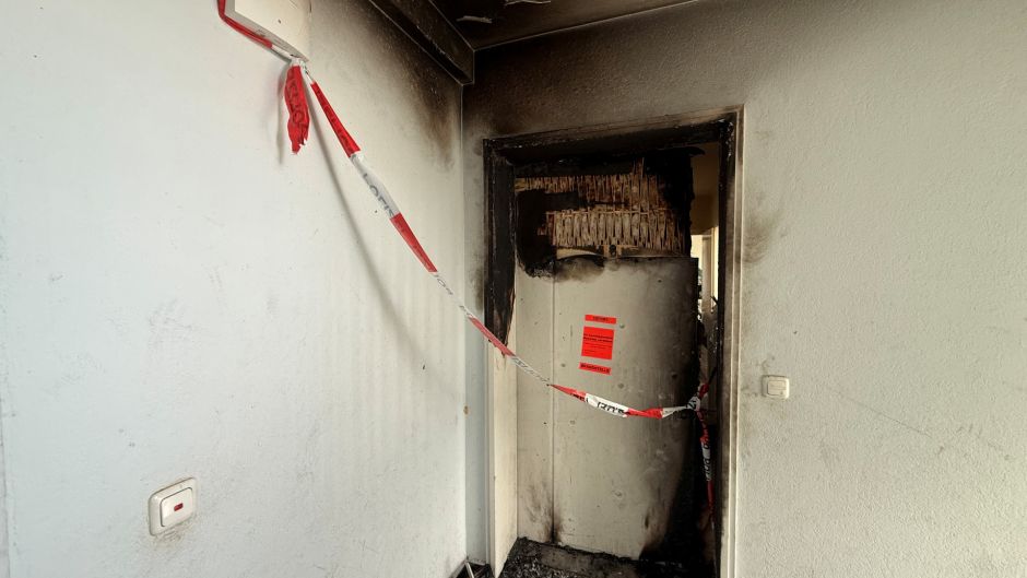 Diese Wohnungstür hatte gebrannt. Foto: Lenthe-Medien
