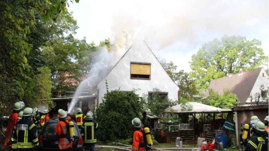 Ein Dachstuhlbrand in Stelle hat am Freitag den Einsatz von vier Feuerwehren gefordert. | Foto: ein