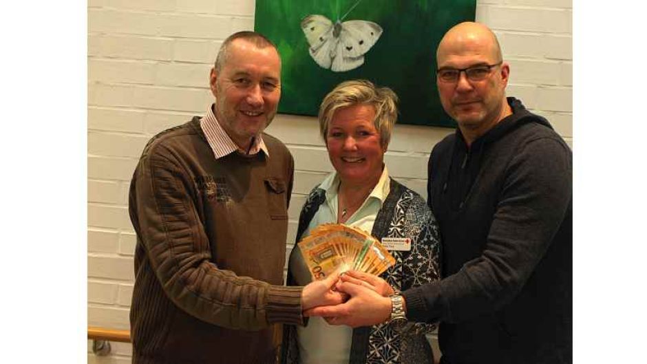 Hospizleiterin Britta True mit Andreas Deden (links) und Olaf Gayko vom HTB, die den Erlös des 8. Jens-Jever-Cups überreichten. | Foto: ein